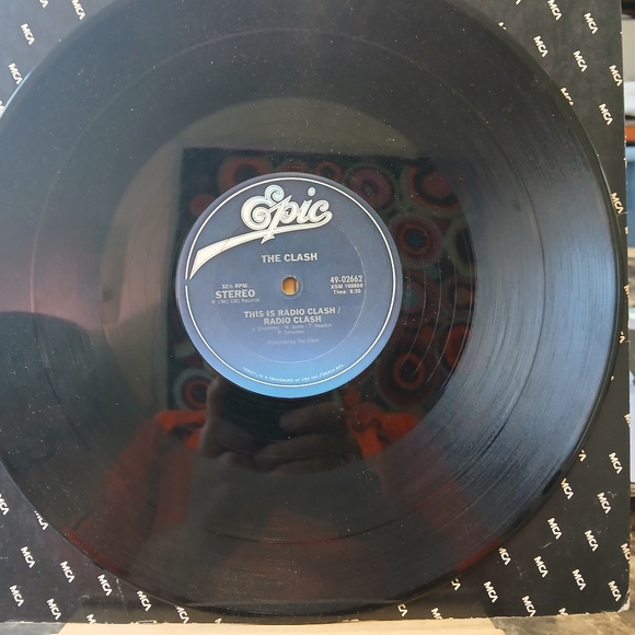 THE CLASH - "THIS IS RADIO CLASH" / EPIC RECORDS 1981. Vynl in excellent conditi - Picture 2 of 5